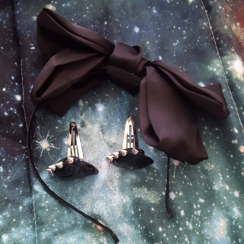 Black bows and spike horn clips (four items!)